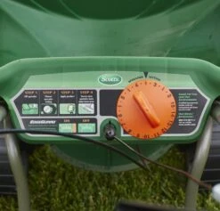 Scotts Turf Builder® Edgeguard® DLX Broadcast Spreader -Deals L&M Supply Store 76232 5